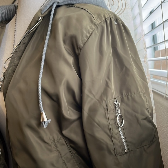 Women’s Juniors hoodie zipper olive green bomber jacket (L but fits a M) EUC - Picture 4 of 9